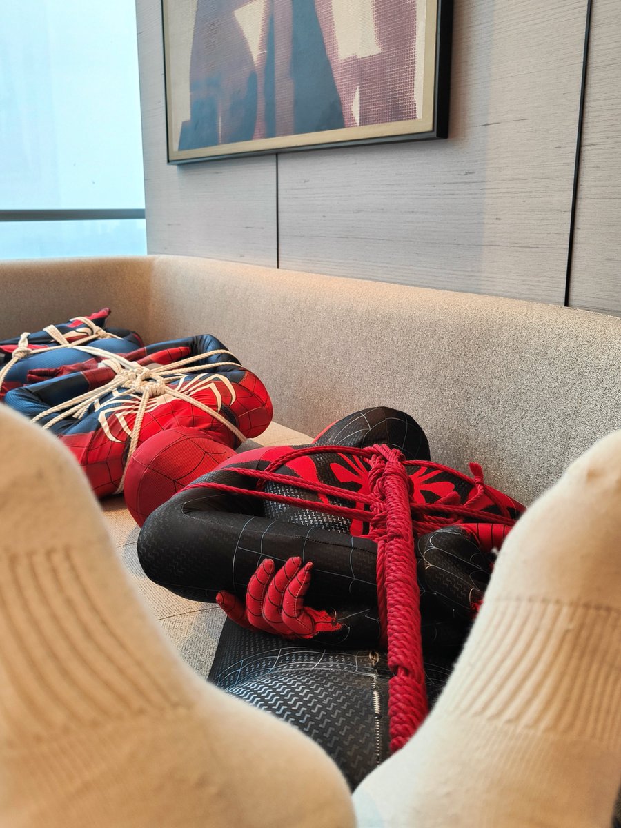 BerryLuxxx's tweet photo. 落网的蜘蛛，终究逃不出监管者的掌心。
绳索在收紧，挣扎也成了徒劳。
只能卑微地趴伏着，迎接那双白袜带来的‘恩赐’与践踏。
这一局，我成了他的专属战利品。
🪢：@xingguang25 
出镜：@Archer8051 @fuheiyoung and 本🦌 https://t.co/CU1AkrJ5UJ