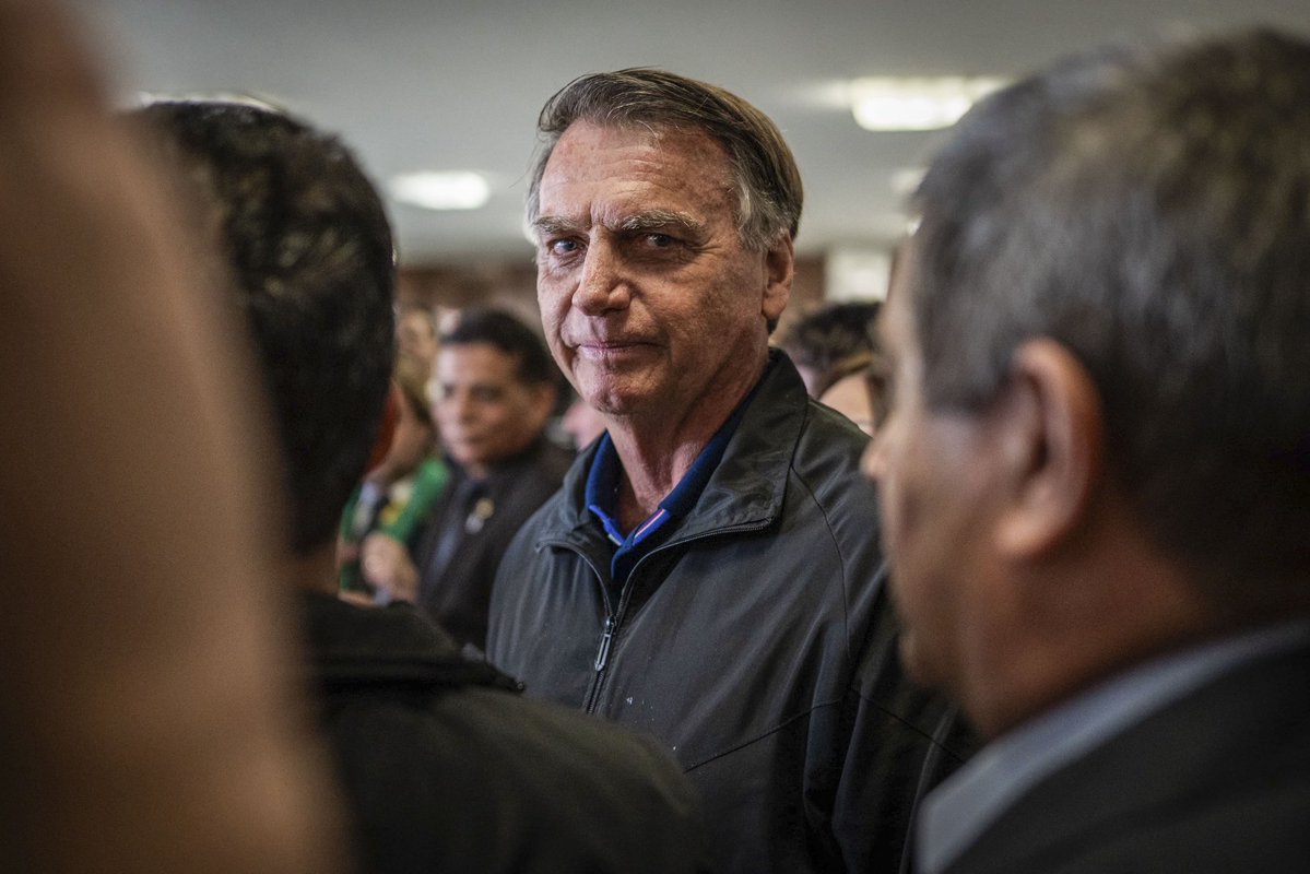 eixopolitico's tweet image. 🇧🇷 Jair Bolsonaro caiu da cama durante a noite e bateu a cabeça em um móvel da sua cela.

Segundo Michelle Bolsonaro, o ex-presidente “não está bem” e só recebeu atendimento nesta manhã, horas depois do acidente.