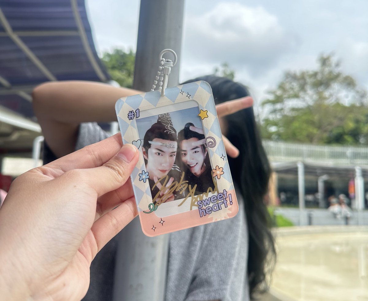 navoler's tweet photo. @xiulingerc akhirnya bisa beli polaroid mereka aaaww 🥰💛 ada ttd nya lagi beneran gak nyangka bakal semurah itu harganya 🥹🤙 terimakasih rekomen banget jajan merch di sini luv 🥰💛 https://t.co/cEYrLVhLSm