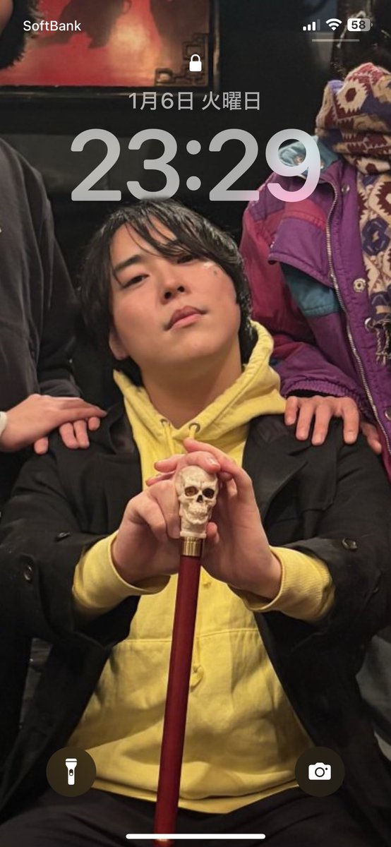 A_kabe23's tweet photo. あまりにも絵に��っていたので待受け画面買��ました✋
髑髏似合うなぁ～～💀♥️ https://t.co/1JGcyigVPN