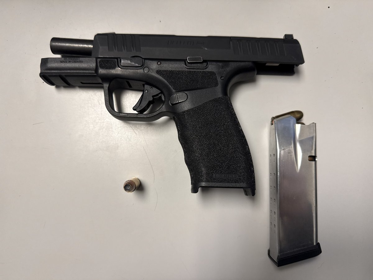 ChicagoACES1's tweet photo. An offender fled holding his side after noticing officers. After a brief foot chase and use of force incident, an offender was taken into custody, and charges were approved for Agg Battery to PO and a Class X felony for Armed Habitual Criminal. Great job to our PRT officers! https://t.co/uTevbA9dLM