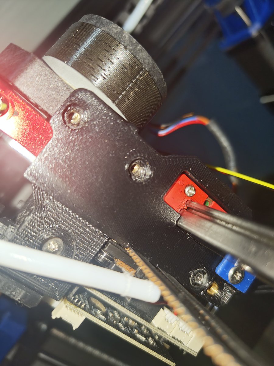 色々ネジを外してユルユル状態にしたらDXCをうまく固定出来そう