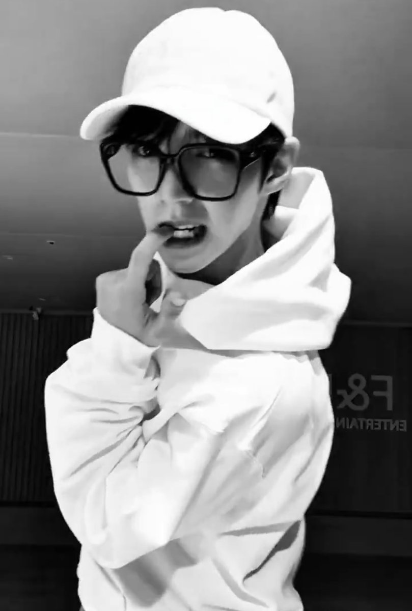 kn1ves0ut's tweet image. there are two types of bffs:

the cool one                         the flirty one