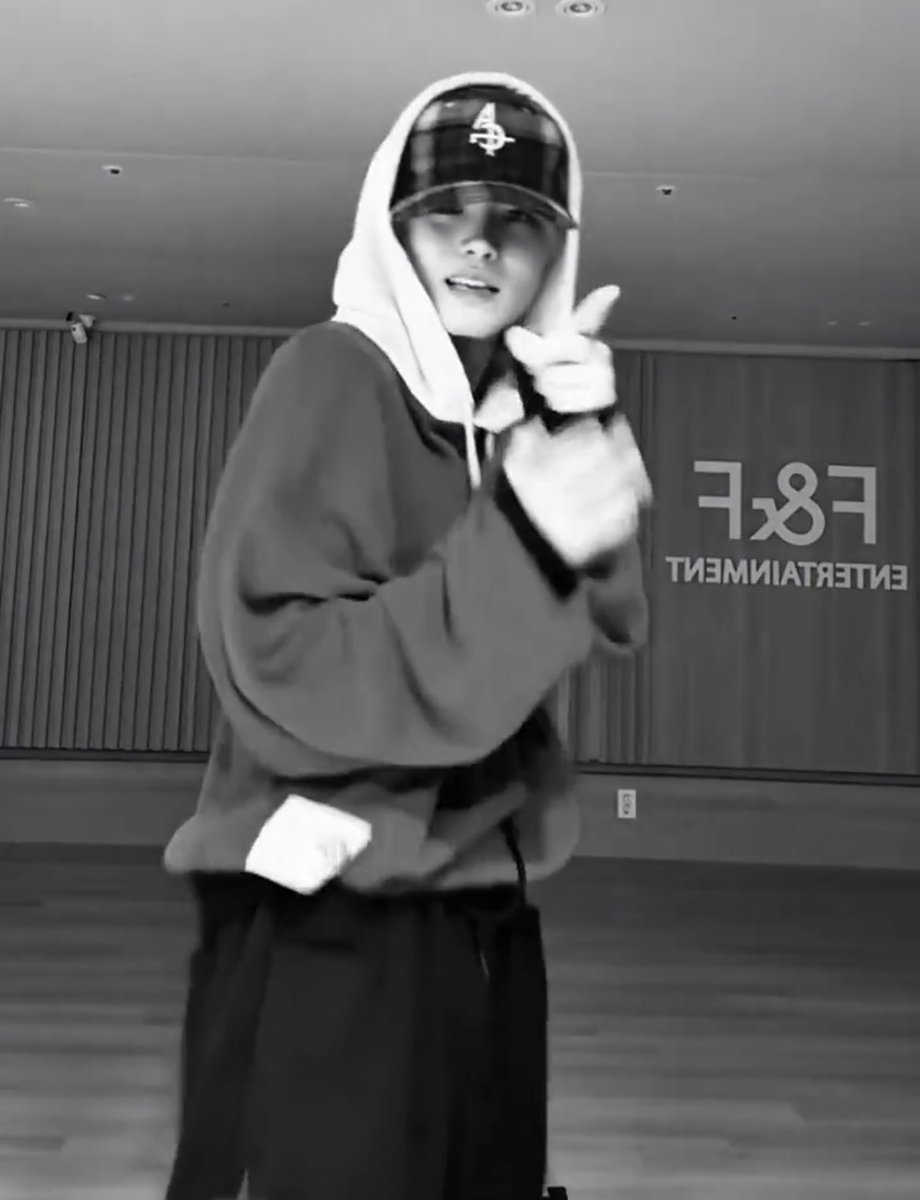 kn1ves0ut's tweet image. there are two types of bffs:

the cool one                         the flirty one