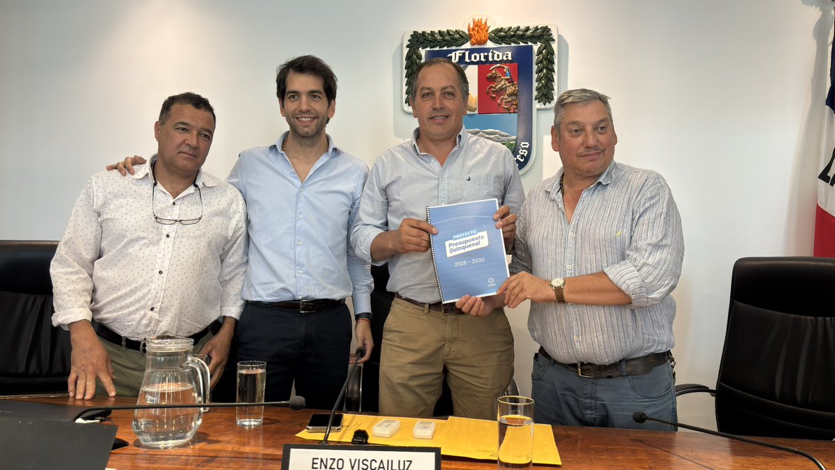 Este lunes el Intendente Carlos Enciso y el secretario general de la Comuna José Luis Curbelo entregaron en la Junta Departamental el Presupuesto Quinquenal de la Intendencia, del cual tomarán conocimiento en las próximas horas los ediles departamentales.