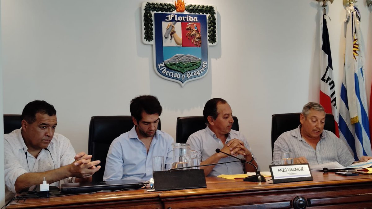 ftc_hd's tweet photo. Este lunes el Intendente Carlos Enciso y el secretario general de la Comuna José Luis Curbelo entregaron en la Junta Departamental el Presupuesto Quinquenal de la Intendencia, del cual tomarán conocimiento en las próximas horas los ediles departamentales. https://t.co/c8EPgnffSy