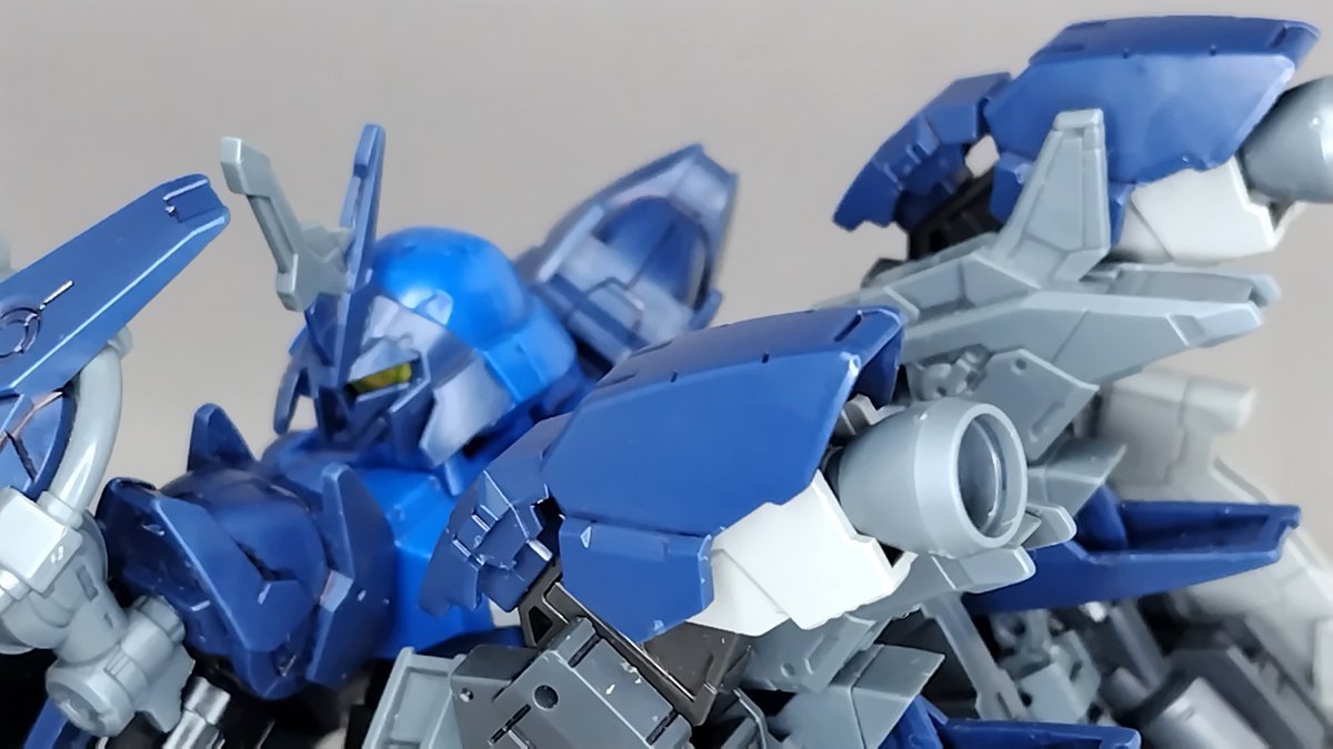 IDG33788990's tweet photo. #30MMLDEX
不意に、月光帝を遮るように銀色の杭──蒼騎士の『鎗』が差し出された。
「覚悟を決めるのは結構だが……少々諦めが早すぎはしないかね？カンム代表」 https://t.co/8lqQc60DJe