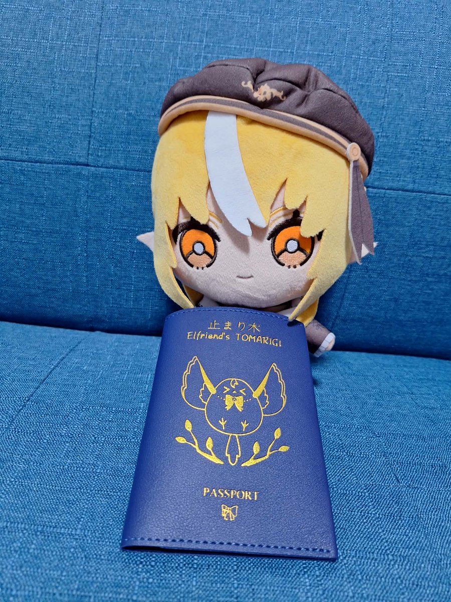 Srs130798's tweet photo. こんにちは、台湾のエルフレAQです。 
 
3期生ライブ当日、エルフレのパスポートケースを少量配布します。 
制作協力：@plnain2 さん、ありがとうございます！    

🚩 配布場所：Kアリーナ南側・高島中央公園 
⏲️ 配布時間：1/17  13:00  

お時間のある方はぜひ！
==================
大家好我是AQ

這次準備了一些精靈友的護照套
想要在3期生演唱會的時候發放 

感謝 @plnain2 協助製作
🚩 發放地點：Kアリーナ南側的高島中央公園 
⏲️ 發放時間： 1/17  13:00(日本時間) 

有空的人都可以過來領喔!

 #きゅるるん大作戦