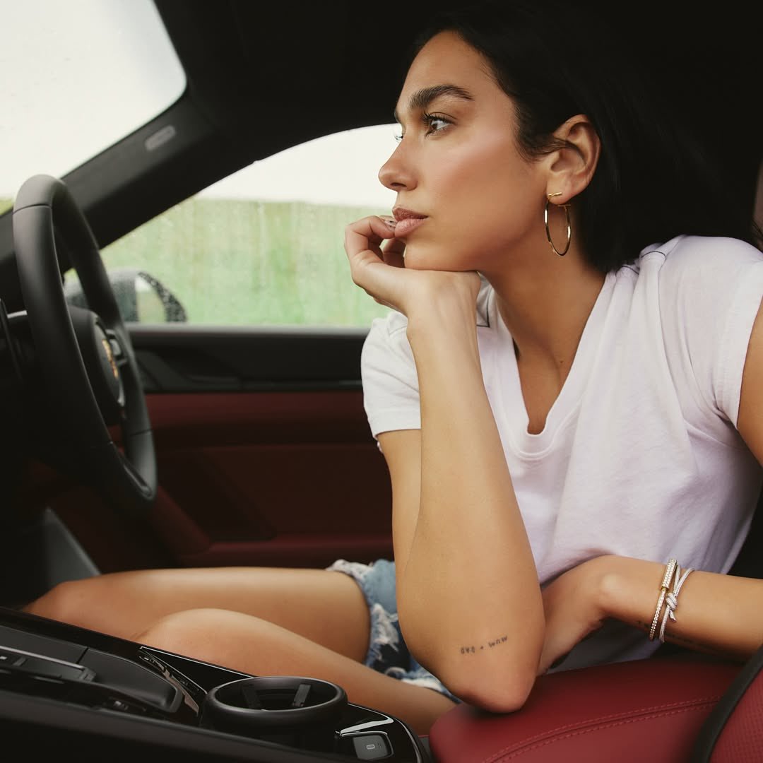 dualipacentral_'s tweet image. FACE CARD! Dua Lipa para Porsche 🏁