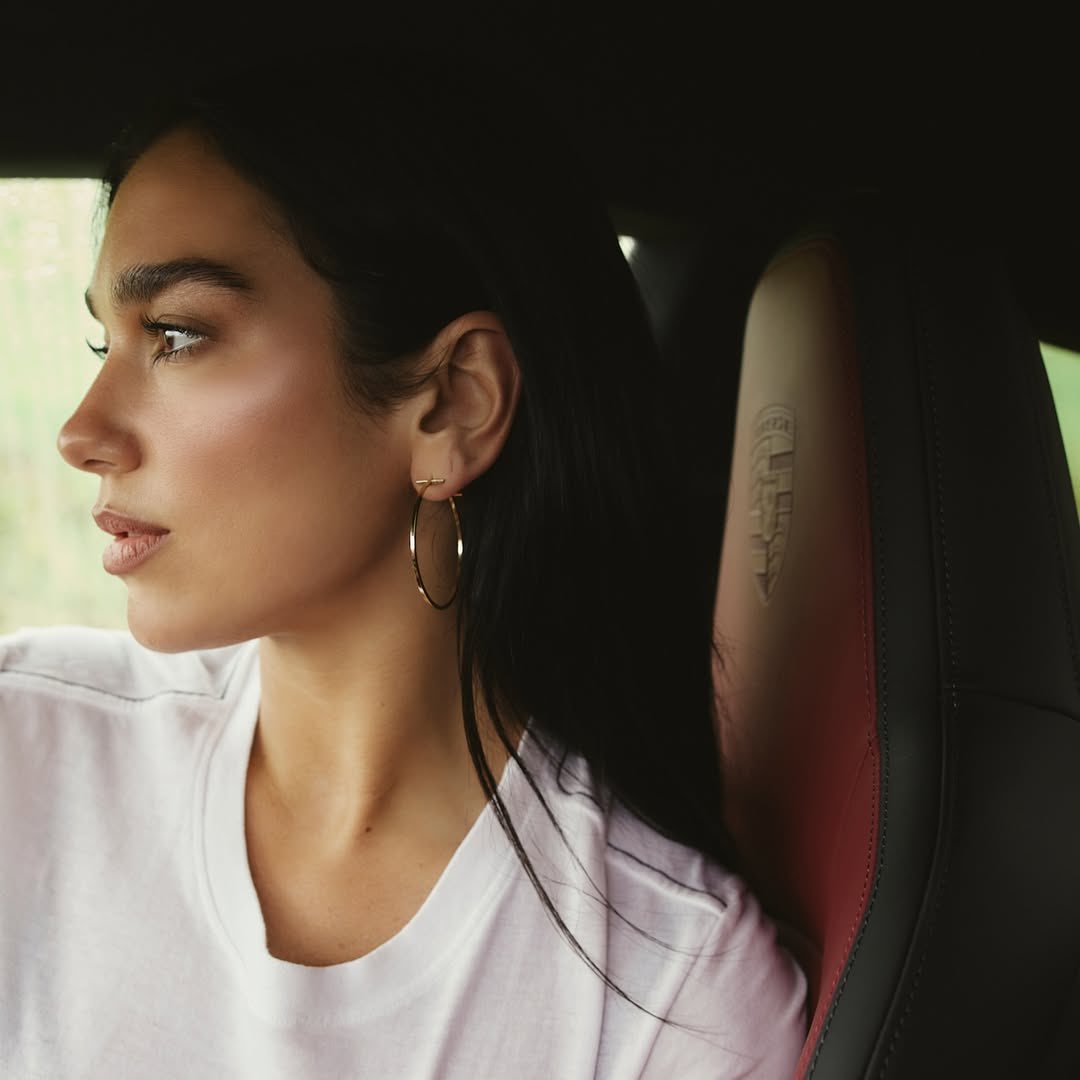 dualipacentral_'s tweet image. FACE CARD! Dua Lipa para Porsche 🏁