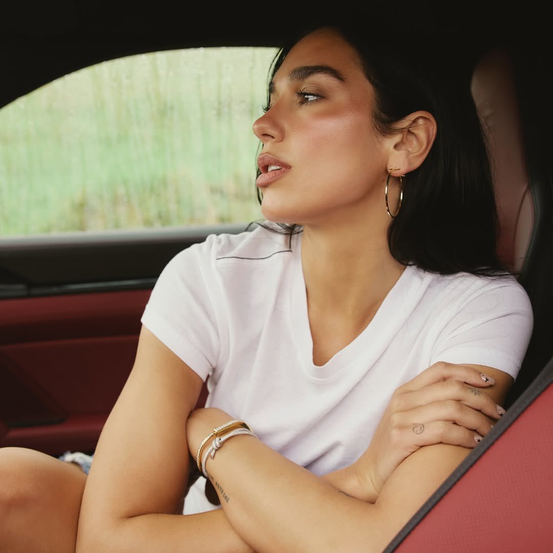 dualipacentral_'s tweet image. FACE CARD! Dua Lipa para Porsche 🏁