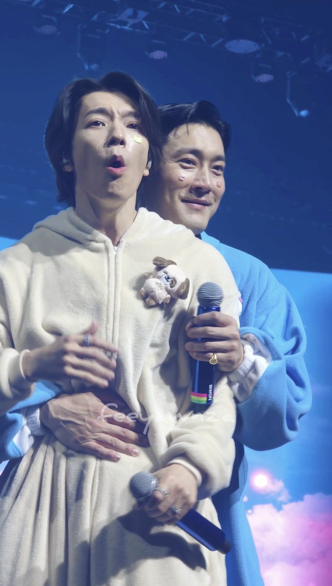 feeyawnza's tweet image. Backhug from Siwon sent Donghae.... to shock 🤣🤣🤣

#SS10inSG #SUPERJUNIOR #SIWON #DONGHAE #SS10