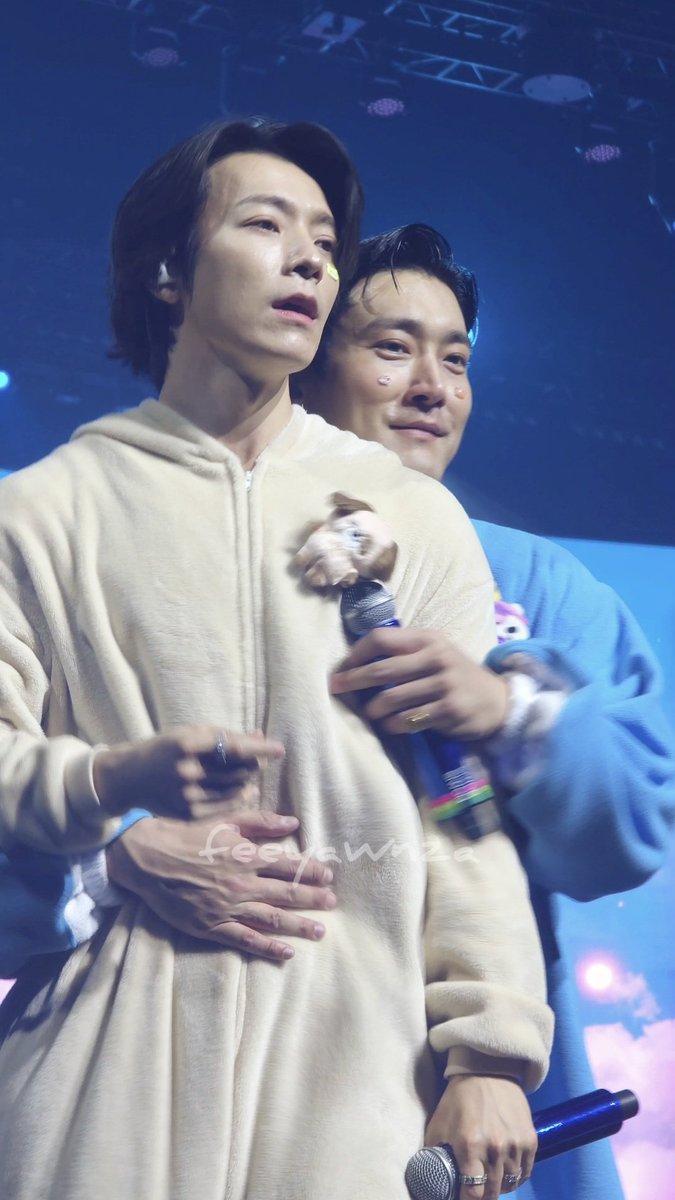 feeyawnza's tweet image. Backhug from Siwon sent Donghae.... to shock 🤣🤣🤣

#SS10inSG #SUPERJUNIOR #SIWON #DONGHAE #SS10