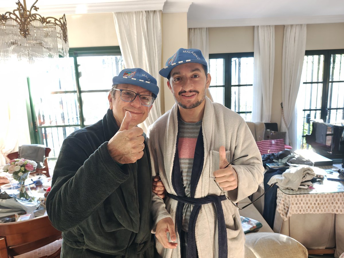 pablopianista's tweet photo. @MalagaCF Aquí con mi padre y nuestras gorras malaguistas. ¡Viva er Málaga y er Palo ! https://t.co/ryhgcmc0uv