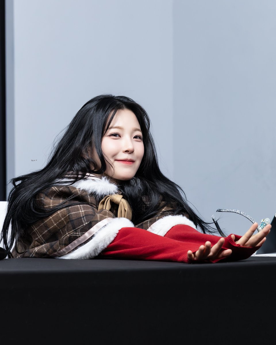 #fromis_9 #프로미스나인 #백지헌 #지헌 #PaekJiHeon
260103 시그팬싸 지헌 백뭉이 기지개