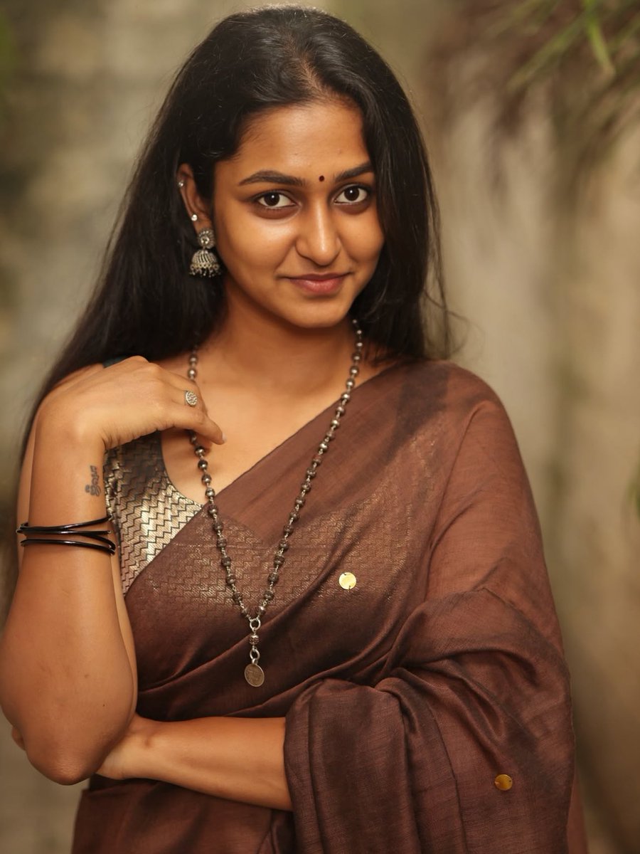 Kollywoodent's tweet photo. Grace wrapped in tradition, beauty flowing in silence 🤎✨
Every drape tells a story, every glance feels timeless.
Chaya Devi in her most natural, effortless aura.
#ChayaDevi
#TimelessElegance #DesiGrace
#SoftAesthetic #EarthyTones
#NaturalCharm #Kollywoodent https://t.co/1LStB3YkAC