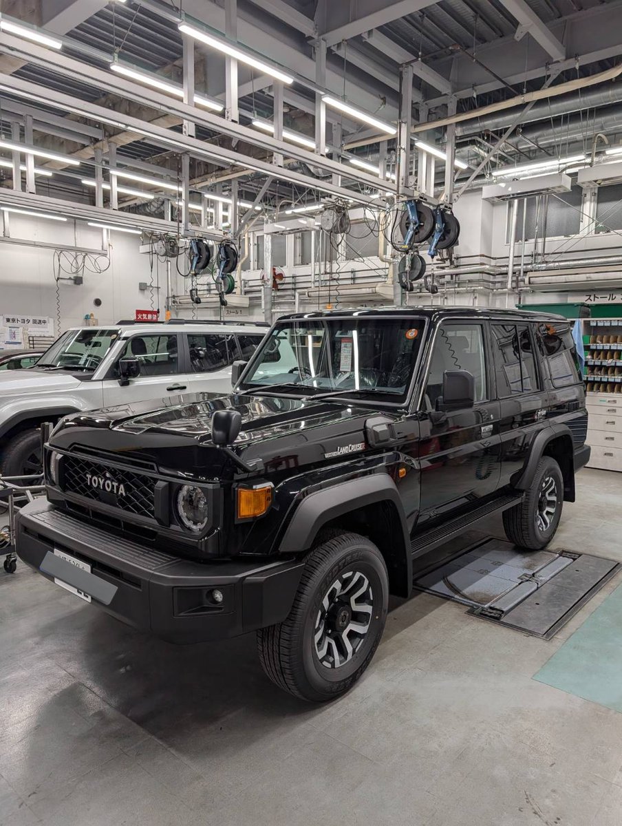 tesla_MYP's tweet photo. このままでもめちゃくちゃかっこいいのですが、マットラッピングします！
TOYOTA車のデメリットは、カーナビやカメラ等、オプションありきのところです。
その点、Teslaはオプションゼロなのでシンプルミニマリストの私にはよかったです。 https://t.co/BOuqw5aae5