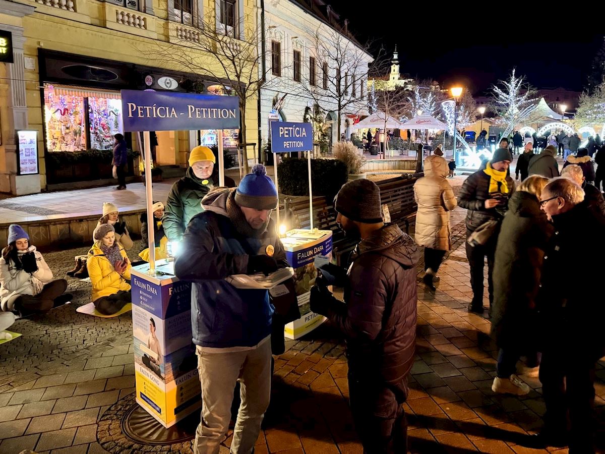 🎄 スロバキアのホリデーシーズン、心温まる連帯の輪が広がりました。

スロバキアのニトラとブラチスラヴァで、中国での人権迫害に反対する署名活動が行われました。多くの市民や学生たちが足を止め、「真・善・忍」という普遍的な価値観への支持を表明しています。