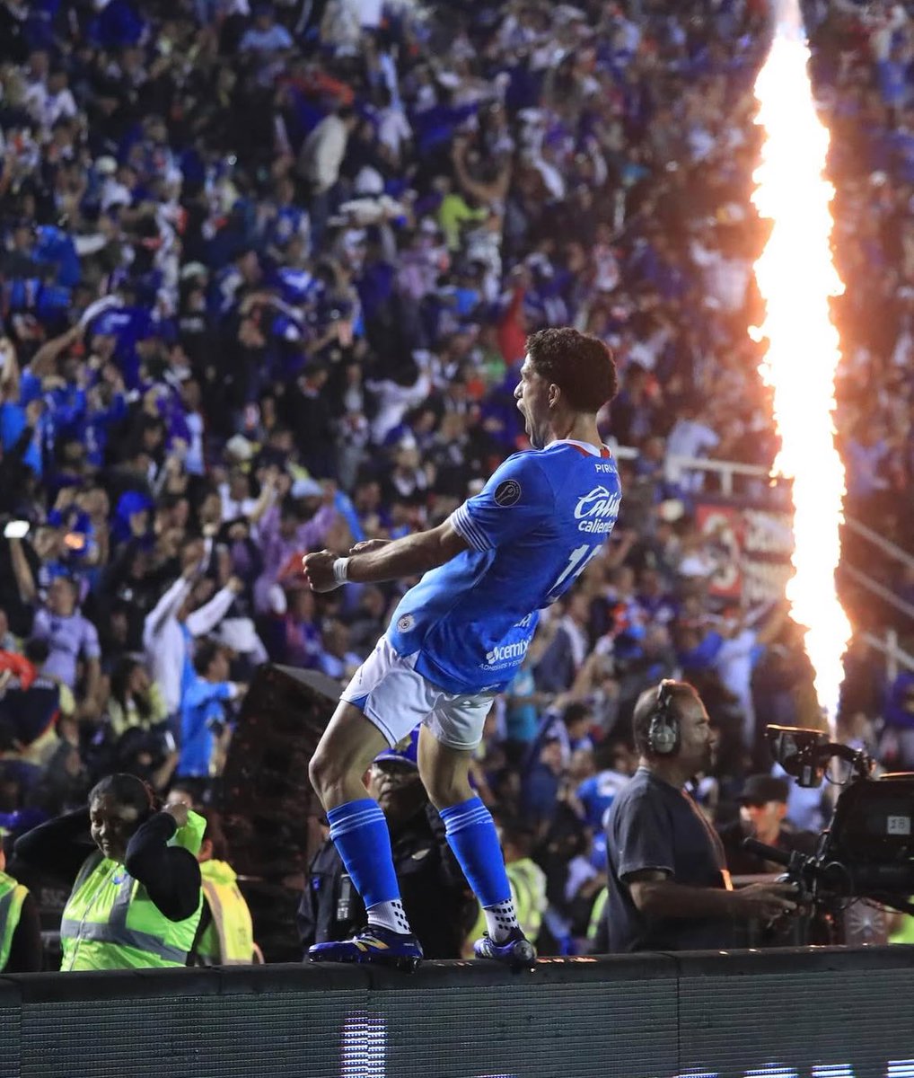 Rhevolver's tweet photo. Gracias por tanto, CAPITÁN NACHO RIVERO.
Tú sí eres histórico, leyenda Azul. Ojalá algún día regreses como DT. https://t.co/IMMe2CPWvn