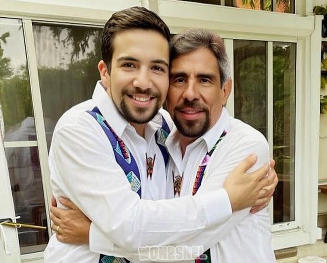 DÍA DE REYES.

Los Reyes Magos, lograron traerle a <a href="/Luisfecalderonz/">Luis Felipe Calderon Zavala</a>, de regreso a su papá, porque Felipe Calderón, no es su padre.

#ElMoles