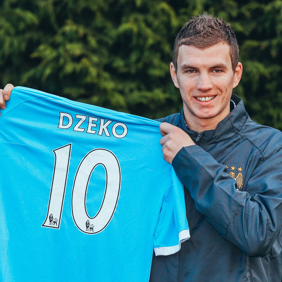 📅 On this day, 15 years ago, Manchester City signed Edin Džeko for £27M.

🗣️ Pep Guardiola: “He was decisive for this club. Without players like Džeko, this history doesn’t begin.”

🗣️ Samir Nasri: “He scored goals that changed everything for Manchester City.”

🗣️ Yaya Touré: