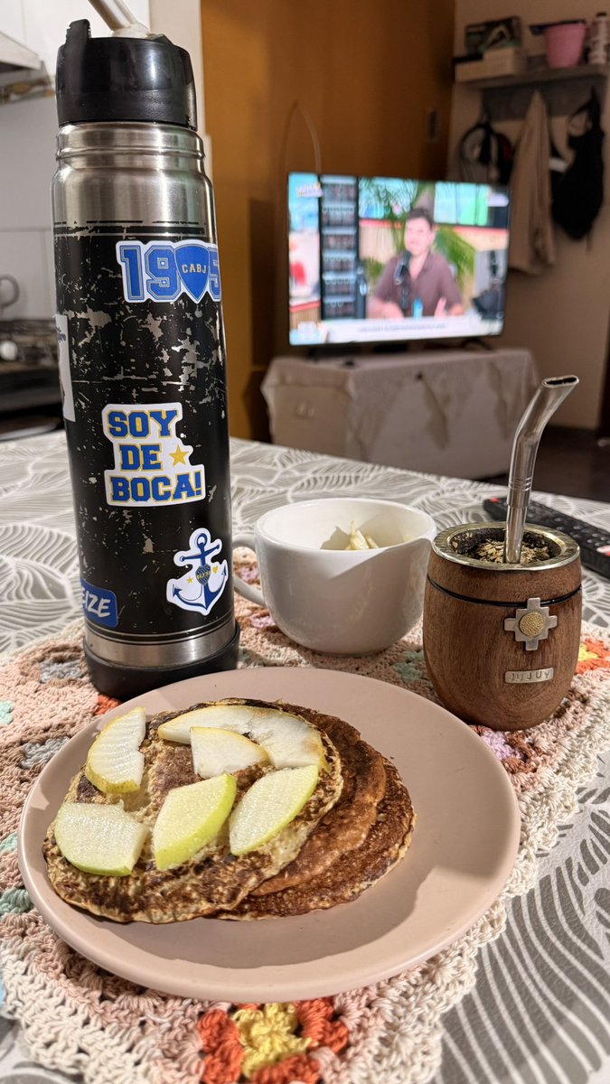 mi casa, #nadiedicenada de fondo y el mantelito para el mate tejido por mi madre. 
Ok. Amo mucho ♥️♥️