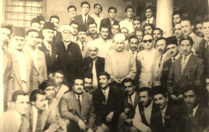 SelimHistory's tweet photo. شهزاده محمود شوكت أفندي حفيد السلطان عبد العزيز مع الأساتذة والطلاب الأتراك في الأزهر (مارس 1954).
6-الأمير محمود شوكت أفندي
1-إبراهيم صبري أفندي ابن شيخ الإسلام مصطفى صبري أفندي
2-إحسان أفندي من يوزغات (والد أكمل الدين إحسان أوغلو)
3-يعقوب جنكجيلر (مفتي بورصة فيما بعد) https://t.co/JN30XBbPSQ