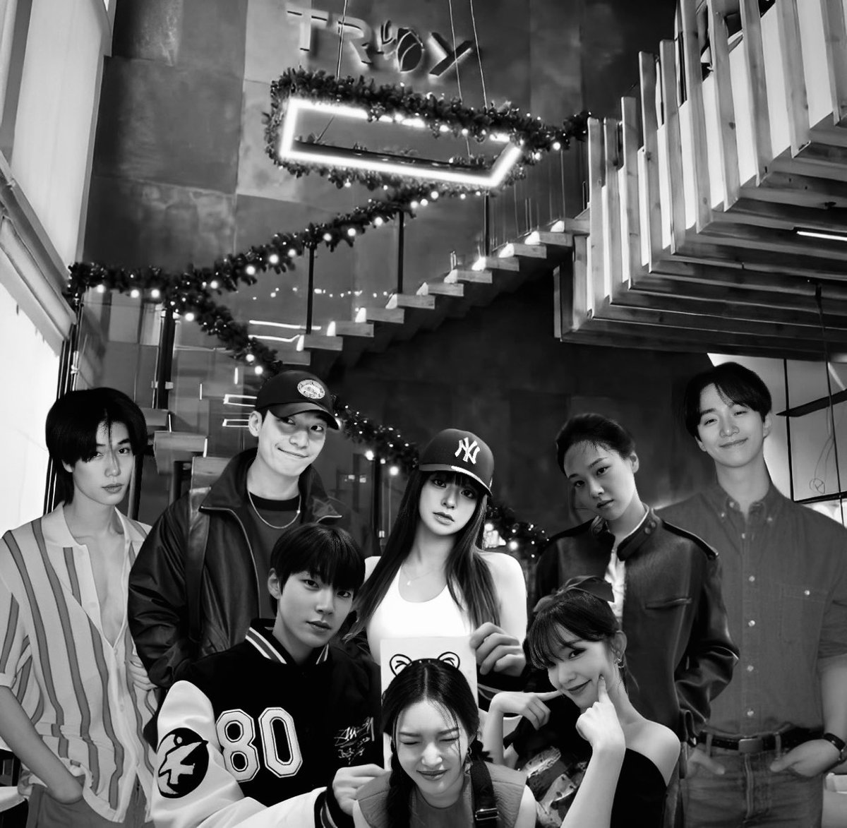 hadexion's tweet image. 📍Kafe Troy

Nongkrong bareng warga rukun tetangga Lume. Yang paling ganteng yang pojok pokoknya. 

( @rttntomatoas )