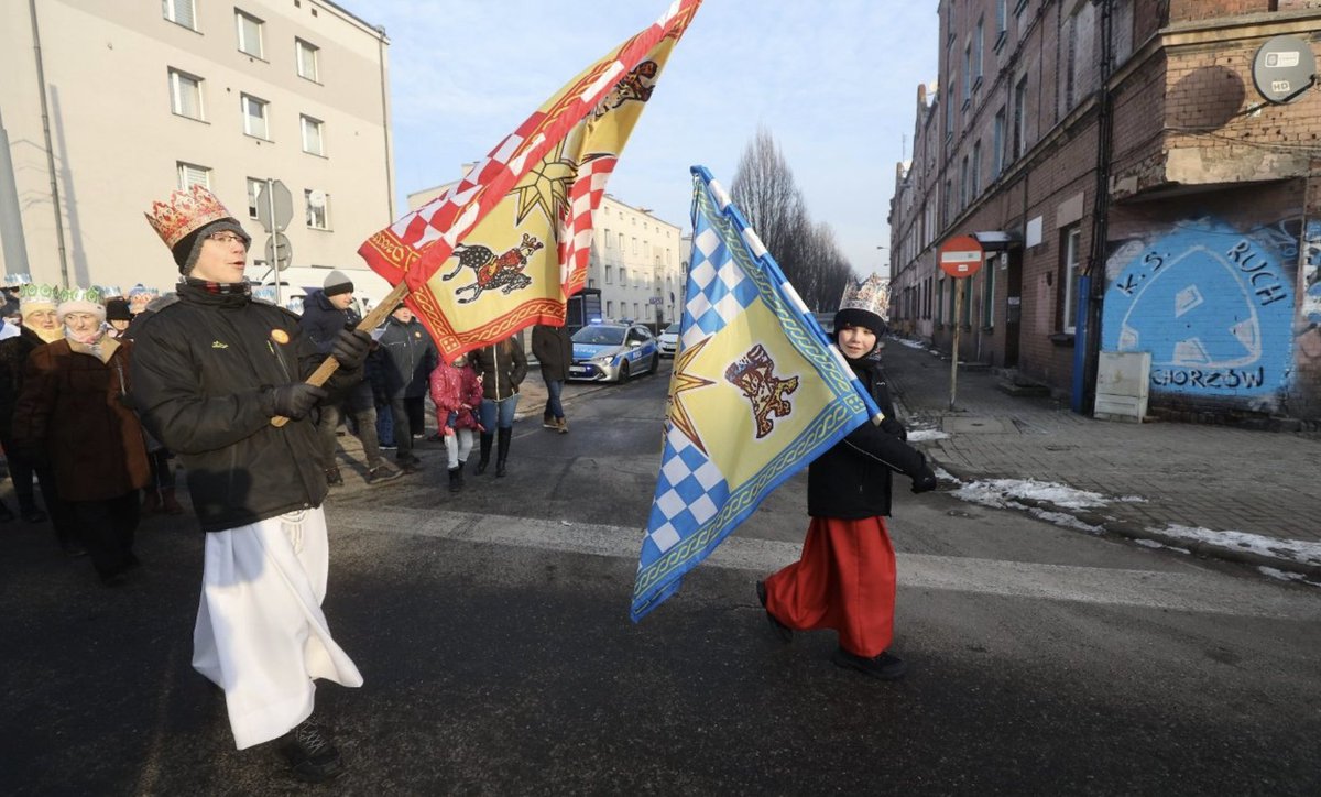 infoChorzow's tweet photo. Dzisiaj ulicami Chorzowa Batorego przeszedł XIII Wielkohajducki Orszak Trzech Króli. https://t.co/6WpDBs6YtX