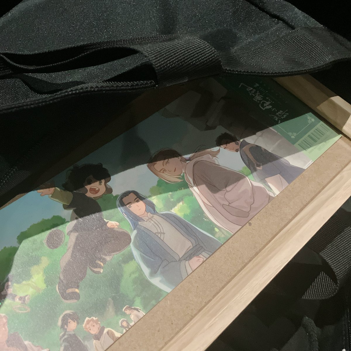abyff14's tweet photo. いや～羅小黒戦記2？っていう映画を観てみたら入場特典がめちゃくちゃデカくて困っ...おっとカバンにA4サイズの額縁が偶然入ってたからコレに入れて持ち帰るか！ https://t.co/mNRcapFGSp