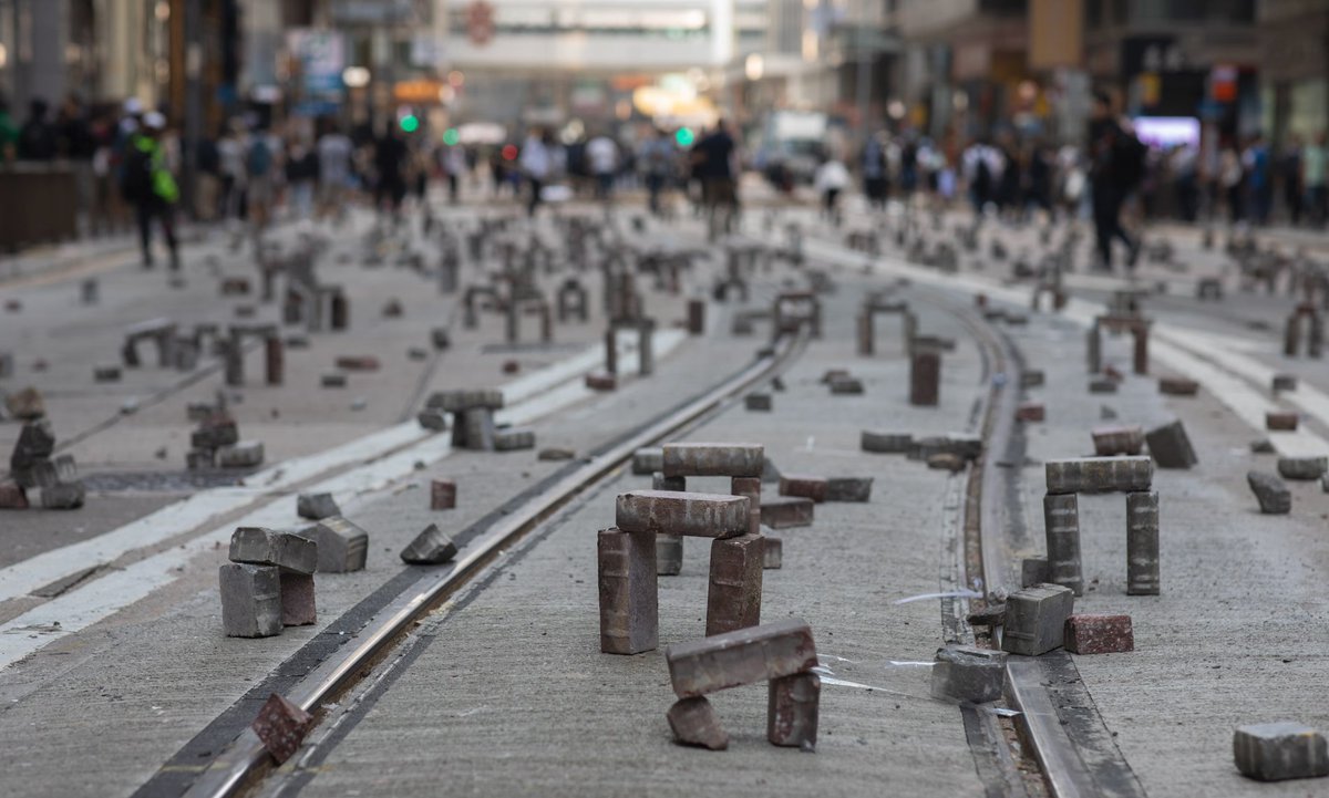 در هنگ کنگ، تجارب اعتراضی بسیار ارزشمندی وجود داره. 
بجز اینکه پیش از ورود نیروهای سرکوب خیابان‌ها را با سنگ‌ها و آجرها پر می‌کردند. همزمان در مناطقی که نمی‌خواستند نیروی سرکوب جلوتر بیاد، آجرها را به سطح خیابان می‌چسباندند. 

در چنین وضعیتی، نیروهای موتوری سرکوب و همچنین نیروهای