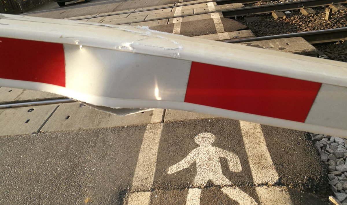 TERNouvelleAQ's tweet photo. đŽ 15h53 : un accident routier a abĂźmĂ© les installations d'un passage Ă niveau prĂšs de #Bedous.
L'intervention ne pourra se dérouler que demain.
Le trafic #Bedous â #Oloron est donc interrompu jusqu'Ă nouvel ordre. https://t.co/SUAzv8DvC4