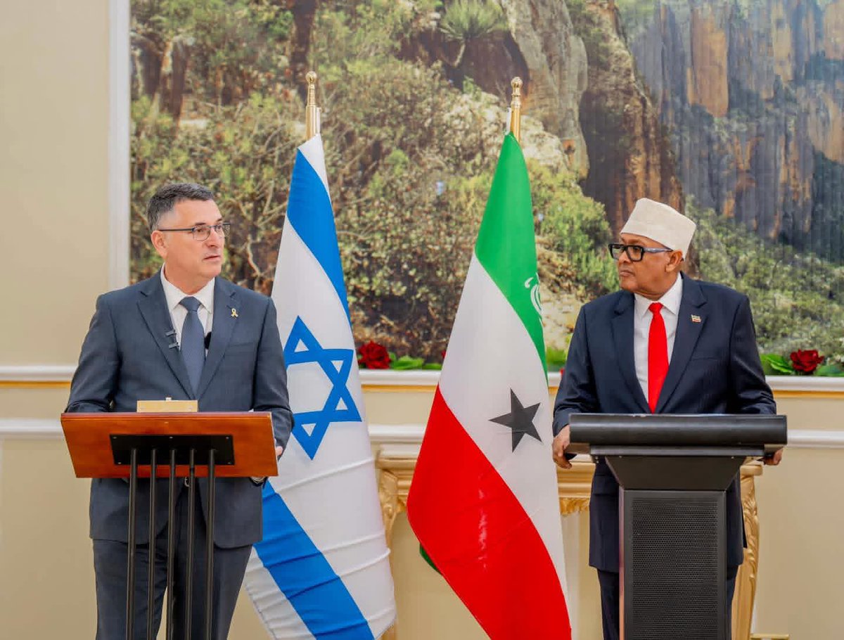 Jimcale143's tweet photo. Prisedent Republic of Somaliland @Abdirahmanirro &amp; minister Foreign Affairs Israel @gidonsaar, Hargeisa, Somaliland. https://t.co/Lohzxc3JaE
