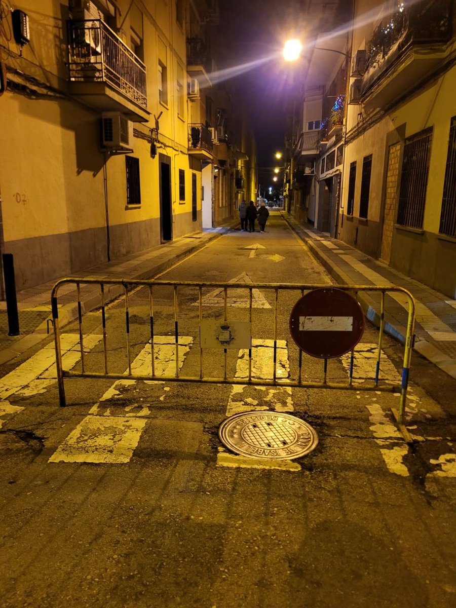 CsifGetafe's tweet photo. Ahora que todo ha pasado, y no hay que lamentar incidencias, convendría recordar que en la CABALGATA NO se deberían hacer cortes de calles con vallas sin policías, NO se deberían cortar calles con furgones de una empresa externa y NO se debería utilizar a @policia para tráfico. https://t.co/uhlXpBrjuI