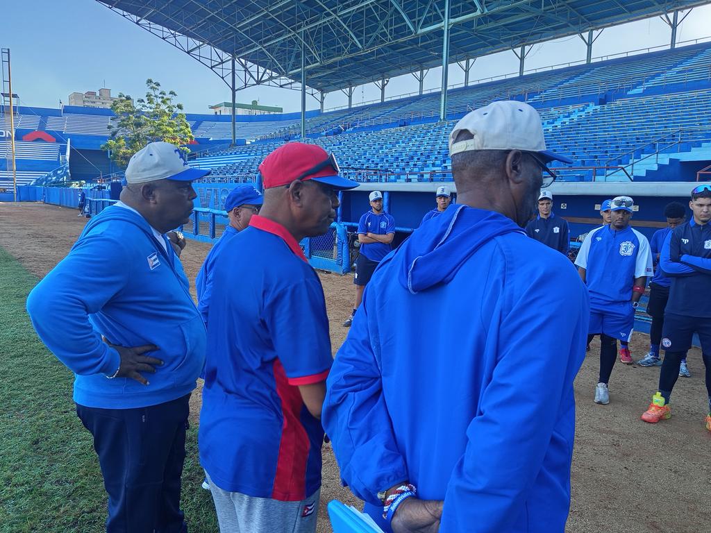 Los integrantes de la selección de #IND iniciaron la práctica de este martes mostrando su solidaridad con el pueblo de Venezuela,tras la agresión estadounidense, donde perdieron la vida 32 combatientes cubanos.
Honor y gloria para ellos. 
Los #Leones se alistan para los play off.