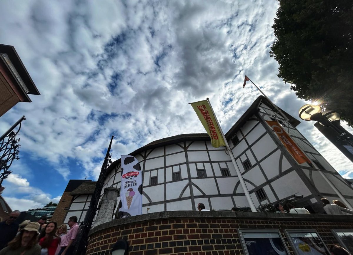 melli1_'s tweet photo. I went to the Shakespeare Globe Theatre to see a play. 🎭 We saw Romeo and Juliet. The performance was good, but I prefer period costume dramas that recreate the era. The whole show was two hours and fifty minutes, with a twenty-minute break. My back is killing me. https://t.co/JUPo6sQhMt