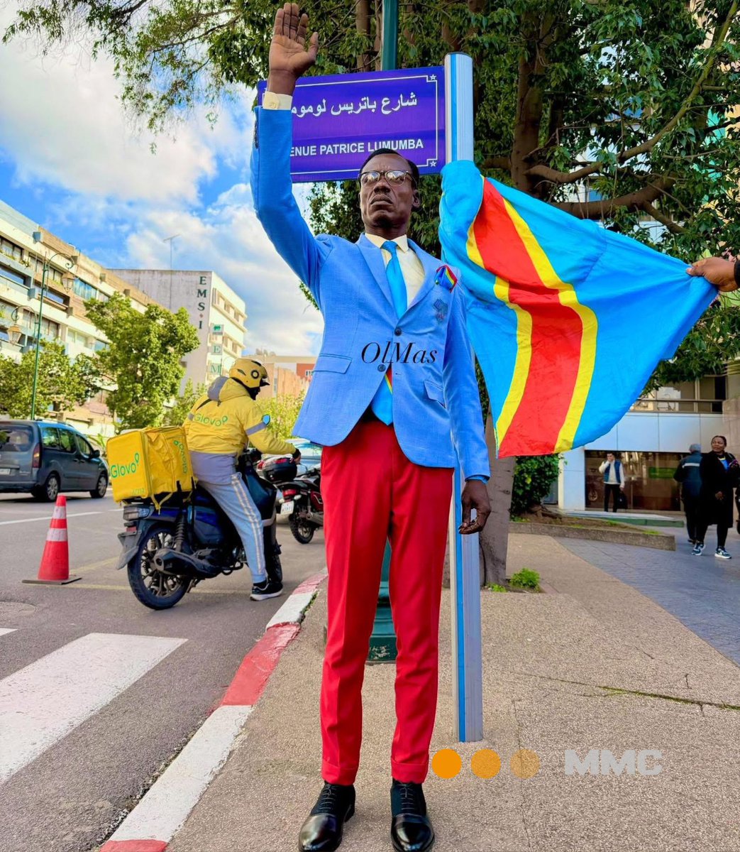 📸 : L’animateur congolais Lumumba se pose sur l’avenue Patrice LUMUMBA à Rabat au Maroc, avant le match de 8e de finale contre L’Algérie.

Crédit : Olga Mas
#MMC
