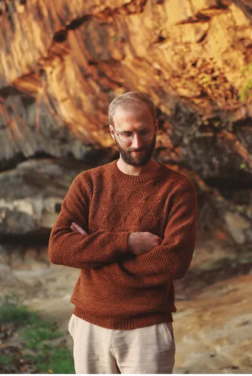 니트는 기본적으로 중성적인 옷이라, 여성적인 방향으로는 치우칠 수 있는데 남성복은 유니섹스가 아닌 쪽이 드물더라구.
이 두 디자인 최근에 찍어뒀음. 크게 떠서 입으면 좋아보일것임.