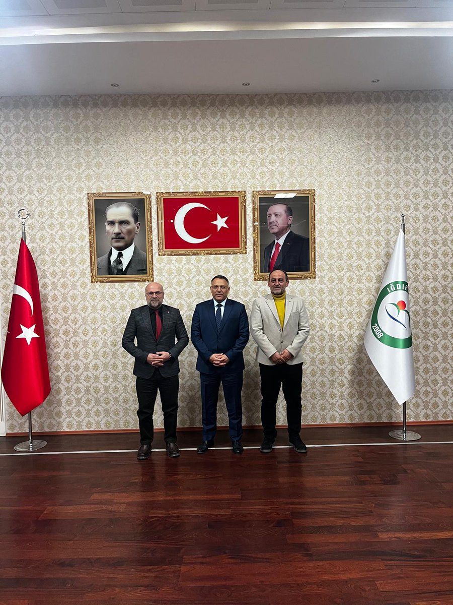 ErzurumVakiflar's tweet photo. 📍 Bölge Müdürümüz Sn. Murat Uslu ve Hayır Hizmetleri Şube Müdürümüz Sn. Mustafa Gözütok, Iğdır Üniversitesi Rektörü Sn. Prof. Dr. Ekrem Gürel’i makamında ziyaret etti.

📍 Ziyarette Ramazan ayında planlanan hayır hizmetleri, öğrenciler ve ihtiyaç sahiplerine yönelik yürütülmesi öngörülen çalışmalar ile bu süreçte yapılabilecek katkılar üzerine kapsamlı değerlendirmelerde bulunuldu.

📍 Nazik ev sahipliği için Sn. Rektörümüze teşekkür ederiz.

@muslu24 @VakiflarGM