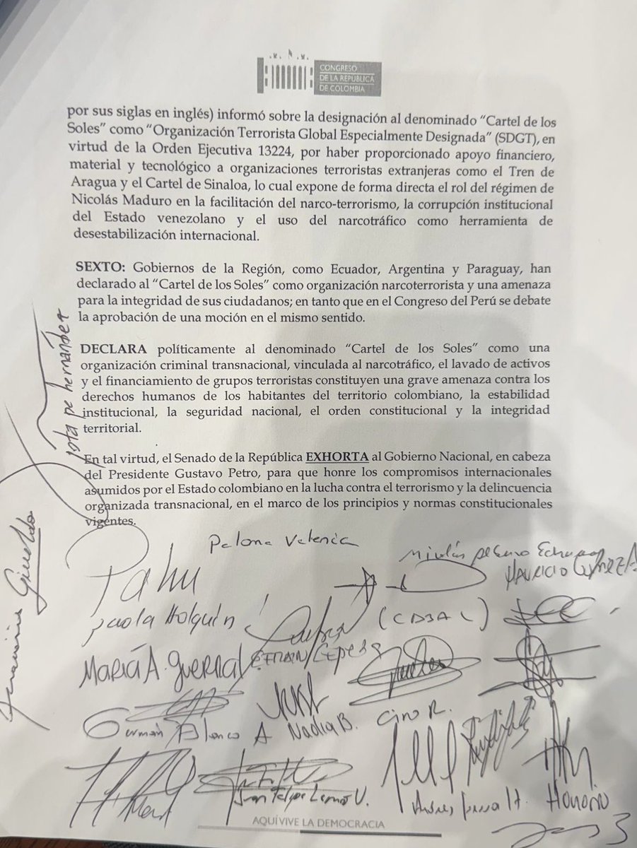 heidy_up's tweet image. Parece chiste, pero no: un grupo de congresistas colombianos decidió declarar “narcoterrorista” a un cartel que no existe, sin pruebas judiciales, sin estructura real y sin sustento serio. Los mismos que hoy claman por una intervención militar en Colombia, como si la guerra fuera…