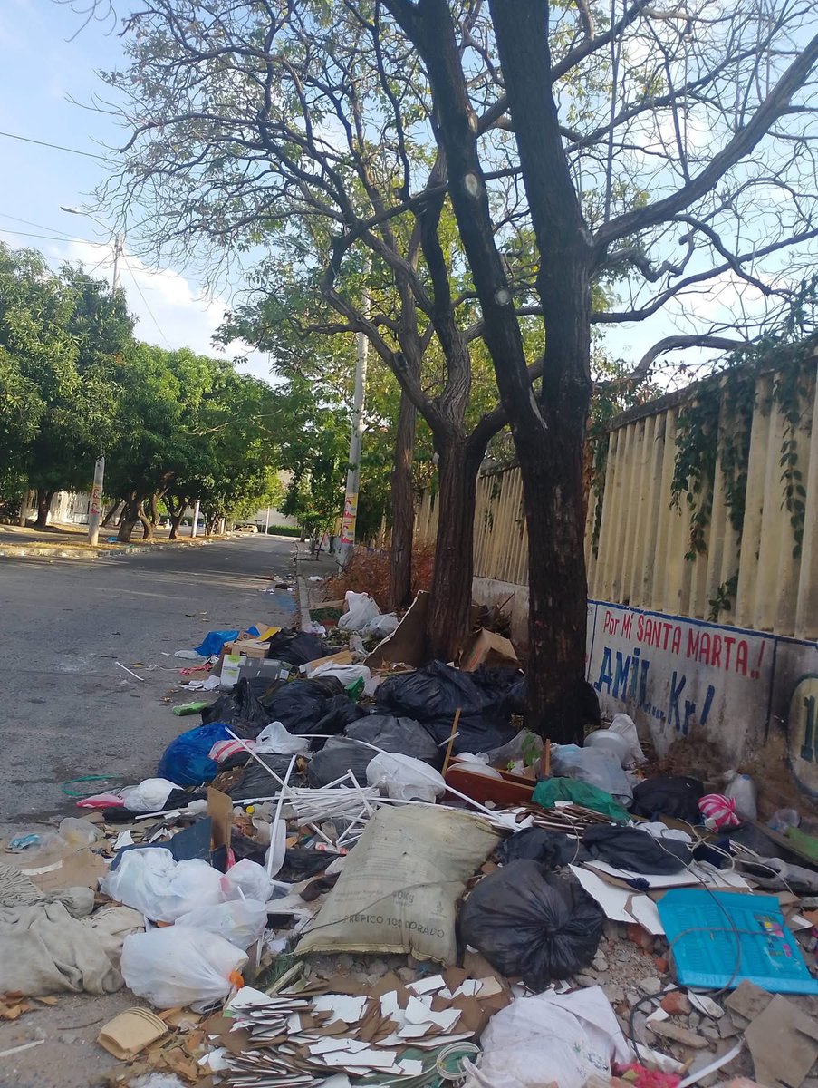 ¿HASTA CUANDO?
Hoy Día Reyes Magos duele ver estas  imágenes desalentadoras de nuestra ciudad, sumida en montañas de basura, aguas servidas, etc...  Cada día la situación empeora, <a href="/essmar_esp/">ESSMAR ESP</a> y <a href="/atesa_esp/">ATESA</a> no tienen planes de contingencia, ni la voluntad de limpiar  #SantaMarta