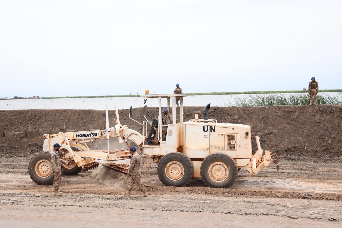 unmissmedia's tweet photo. In 2025, with the effects of climate change making roads in parts of #SouthSudan 🇸🇸 virtually impassable, #UNMISS engineers worked hard to keep these lifelines open for humanitarians, traders and host communities. 
Read our compilation of highlights: https://t.co/0TIjKRkHJS
#EndofYearReview #A4P