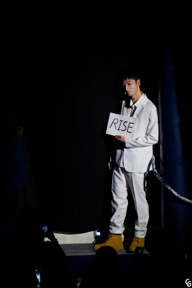 Heartsign in Paris,
Keeping this fire alive.🔥

Photo by @melolive.fr

#BigOcean #빅오션
#HEARTSIGNinPARIS
#BigOcean_Concer