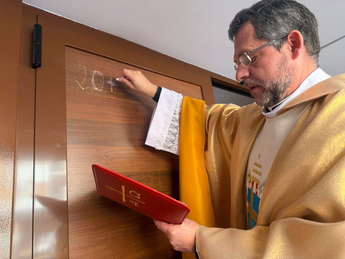 AlbaJuanPabloII's tweet photo. 𝟮𝟬 ☩ 𝗖 ☩ 𝗠 ☩ 𝗕 ☩ 𝟮𝟲

Nuestra parroquia, desde su inicio de andadura pastoral, se ha unido a la antigua tradición de este día de la #EpifaníaDelSeñor, de bendecir nuestra casa, por intercesión de los Magos Melchor, Gaspar y Baltasar, haciendo una inscripción con tiza:

         2️⃣0️⃣➕🅒➕🅜➕🅑➕2️⃣6️⃣

▪️Al principio y al final de esta inscripción aparecen los cuatro números del año civil 2️⃣0️⃣2️⃣6️⃣ recién iniciado. Con ello se significa que el Verbo Eterno se inserta en nuestras coordenadas espacio temporales para santificarlas. Así como en la Epifanía se anuncia la Pascua, el número del año marcado en la puerta mira a la noche santa, en la que se marcará ese número anual en el #CirioPascual recordando que Cristo es el alfa y el omega, el principio y el fin.

▪️Por otra parte, aparecen tres letras: 🅒, 🅜 y 🅑. Son las iniciales de los nombres tradicionales de los magos: Gaspar (Caspar en latín), Melchor y Baltasar. Pero también son las abreviaturas de “Christus Mansionem Benedicat”, es decir, “Cristo bendiga esta casa”.

▪️Entre los primeros y últimos números, así como entre las iniciales aparece la cruz➕, el árbol desde donde Cristo derramó su sangre para el perdón de nuestros pecados. Si en el día catorce del mes de nisán los israelitas marcaron las puertas para que el Señor no permitiera que el Exterminador entrara en sus casas para castigarlos (Ex 23), con la marca de tiza se pide la presencia y bendición de Dios en los hogares.

🙏🏼Es una invitación para que Jesucristo sea parte de nuestro hogar: «Señor Dios del cielo y de la tierra, tú revelaste a tu Hijo unigénito a todas las naciones por la guía de una estrella. Bendice esta casa y a todos los que la visitan. Que seamos bendecidos con salud, bondad de corazón, mansedumbre y el cumplimiento de tu ley. Llénanos con la luz de Cristo, para que nuestro amor mutuo llegue a todos».

📸: https://t.co/6KQhWcaw8t