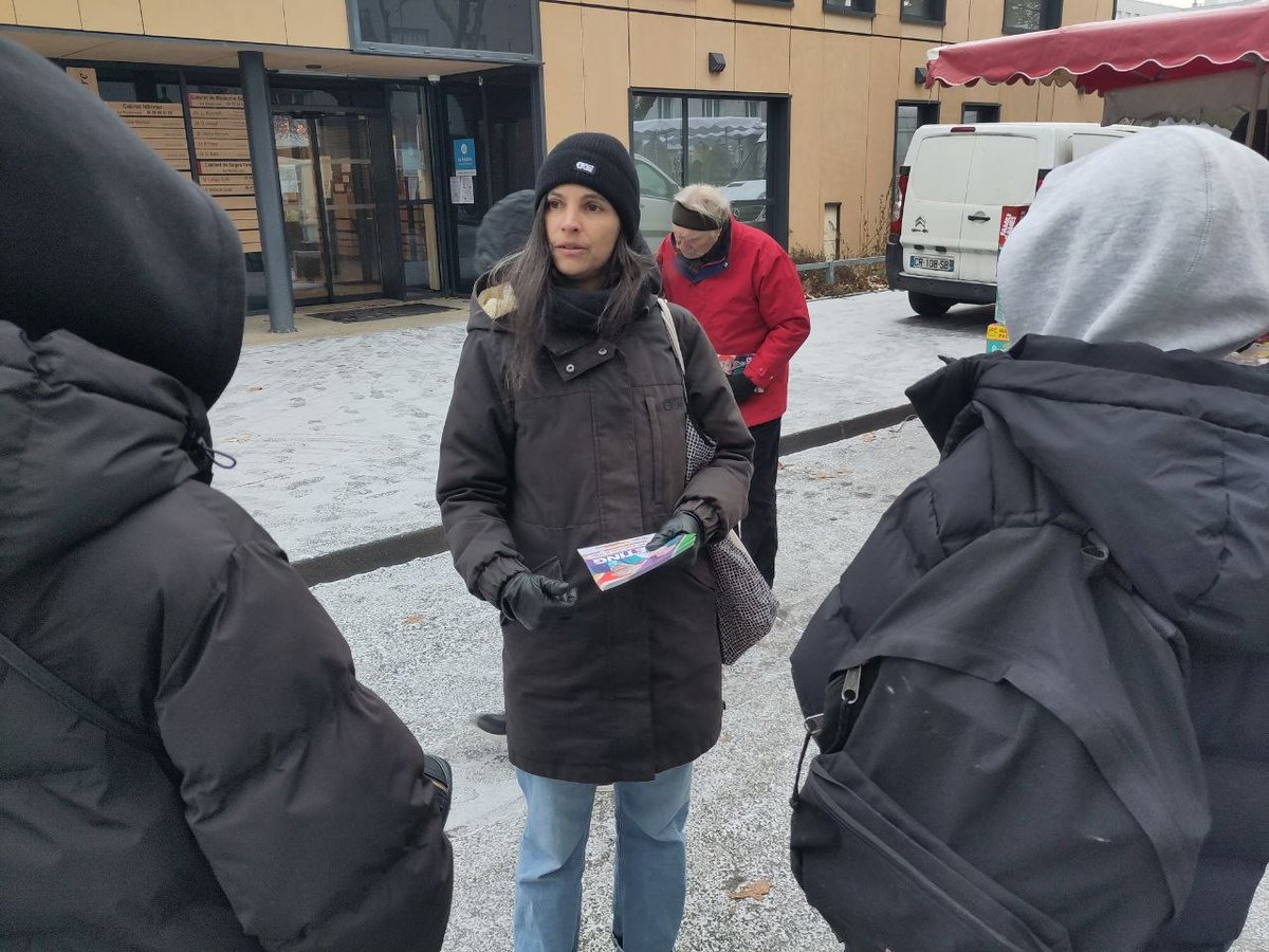 MarianneMaximi's tweet photo. ❄️La campagne continue sous la neige à Clermont-Ferrand !

La nouvelle année commence avec la détermination de faire gagner la liste Clermont Fière et Solidaire.

Le 15 janvier à la maison du peuple vous serez au chaud pour notre meeting avec Manuel Bompard !