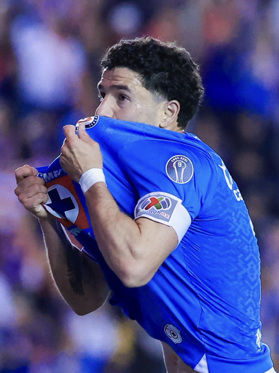 la segunda máxima leyenda de Cruz Azul en este siglo, detrás de José de Jesús Corona. un jugador que jamás fue el mejor en una posición, pero se ganó la titularidad a partir de saber aportar en muchas. el Rivero llegador y goleador de la 2024/25 envejecerá como jugador de culto.