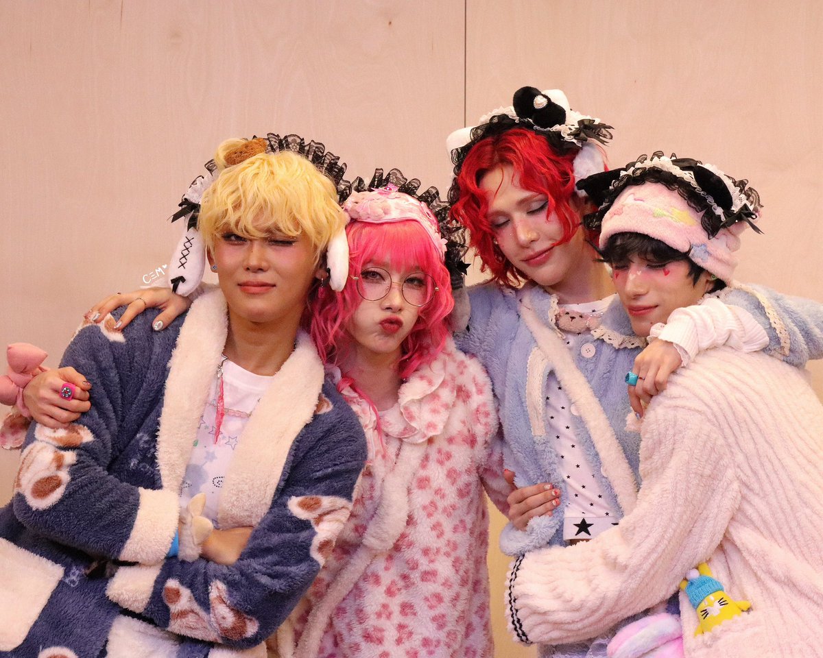 우리 엑스러브 1주년 축하해
끝까지 함께할게 ♡