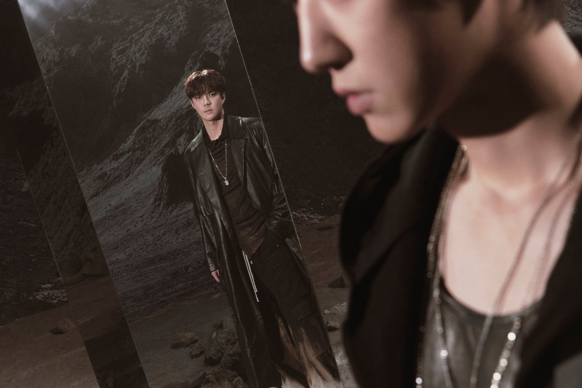 chanyeoml's tweet photo. EXO 8th Album [REVERXE]  Teaser Image - Reverse 02 https://t.co/FFlaXZPZyx