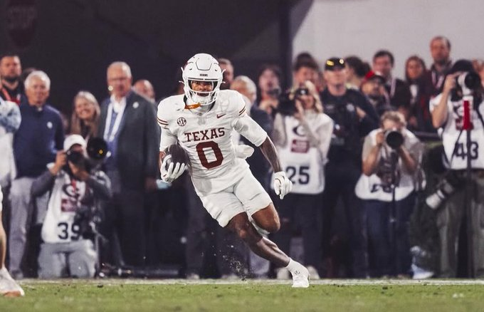 Former 5⭐ RB CJ Baxter and 4⭐ WR DeAndre Moore Jr. of the Texas Longhorns are visiting Boulder this week. 👀🦬

If the Buffs can land Baxter or Moore, it would be massive.
Big time talent checking out Boulder. 🔥