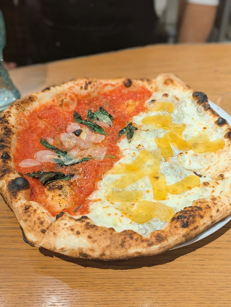 konkoncomc's tweet photo. 致死量のピッツァ🍕 https://t.co/iuLF1mITQA